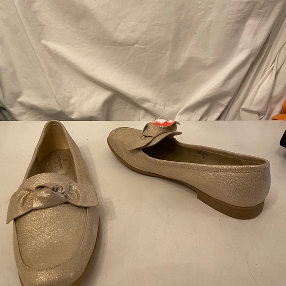 Bandolino b-flexible gold loafers - Picture 5 of 6